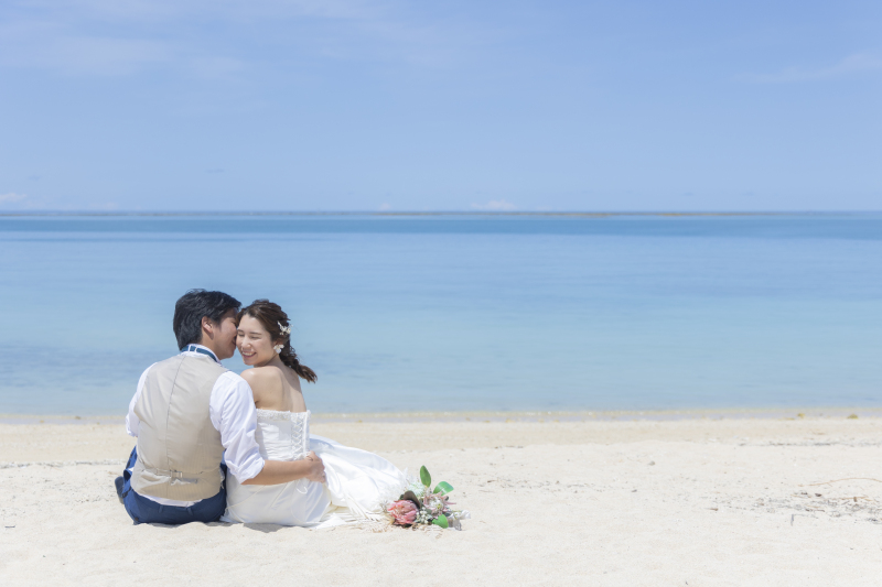 真っ白な砂浜の上で