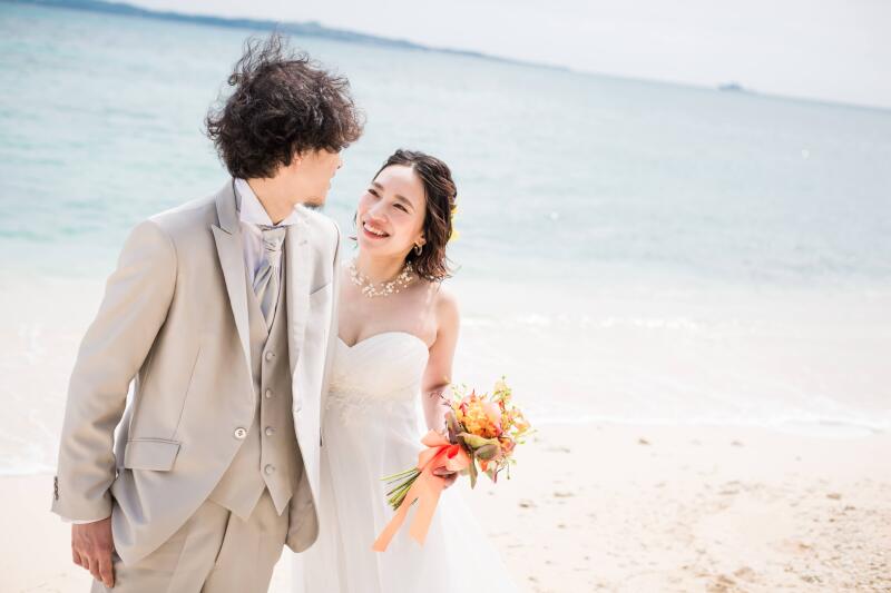 幸せそうに見上げて