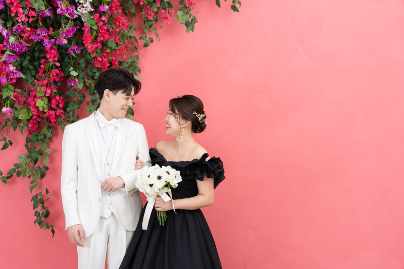 シックな黒ドレスにお色直し。見つめ合うふたり