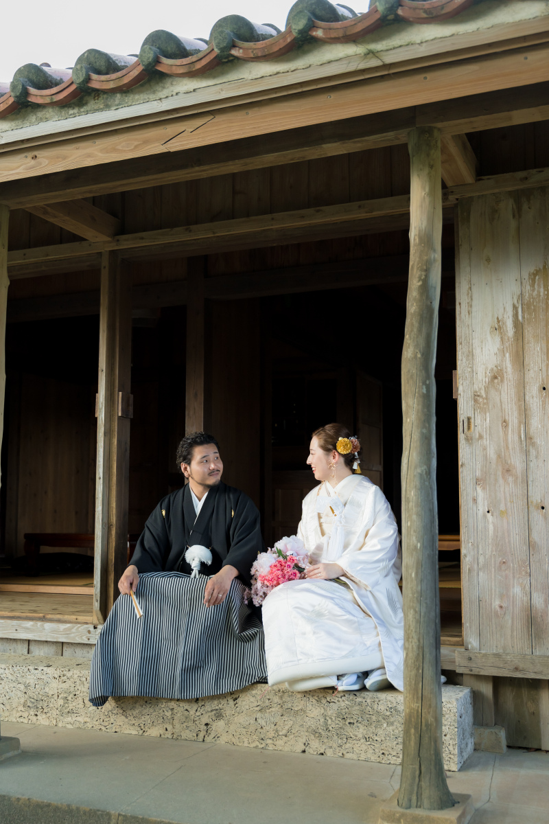 縁側で笑い合う和装の午後、夫婦になる実感がふわり