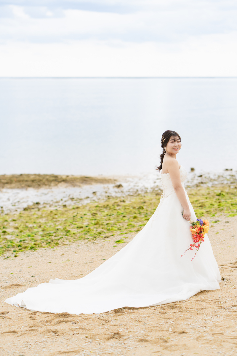 潮風を纏う優美なシルエット。水平線を望む花嫁の瞳