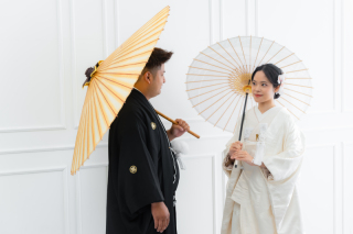 白無垢と紋付袴で残す家族の絆！お子様と一緒の笑顔あふれる和装スタジオフォト。