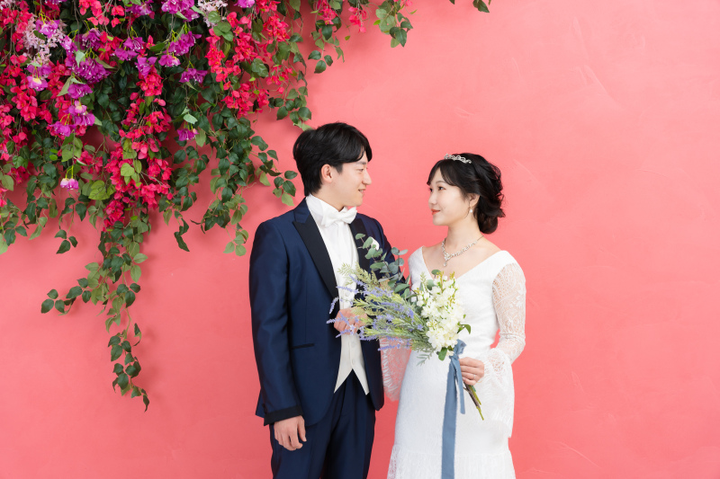 沖縄の華やかな花彩るスタジオで見つめ合うふたり♡