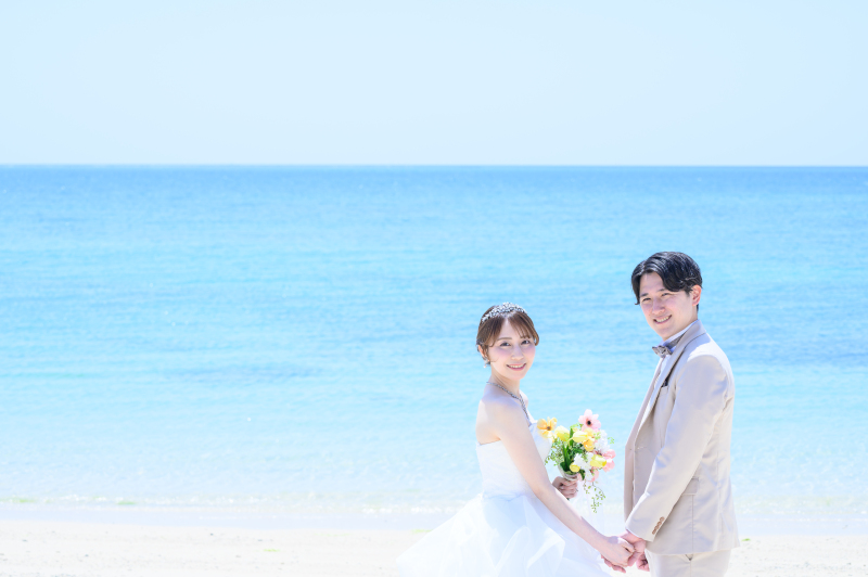 ビーチ&グリーン、スタジオ撮影も。南国の花と青い海で叶う沖縄フォトウェディング