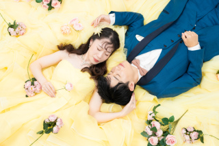 シックな黒ドレスから鮮やかなイエローへ。お二人のこだわりを詰め込んだ特別な一日。