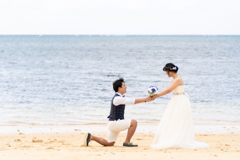 美しい海辺でのプロポーズショット