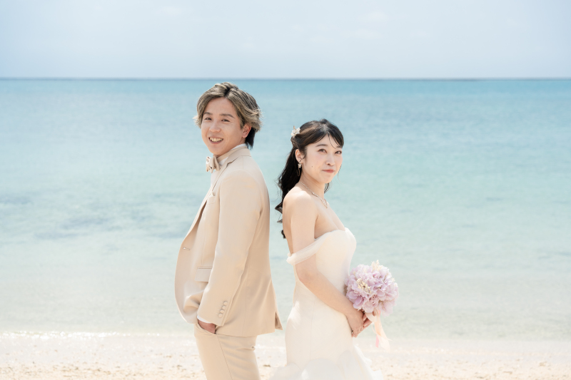 お二人の輝く笑顔を形に。沖縄の海と花々に彩られた、とても幸せなビーチフォト体験記