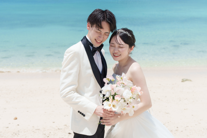 透き通る海と二人の笑顔がたまらなくかわいいのです