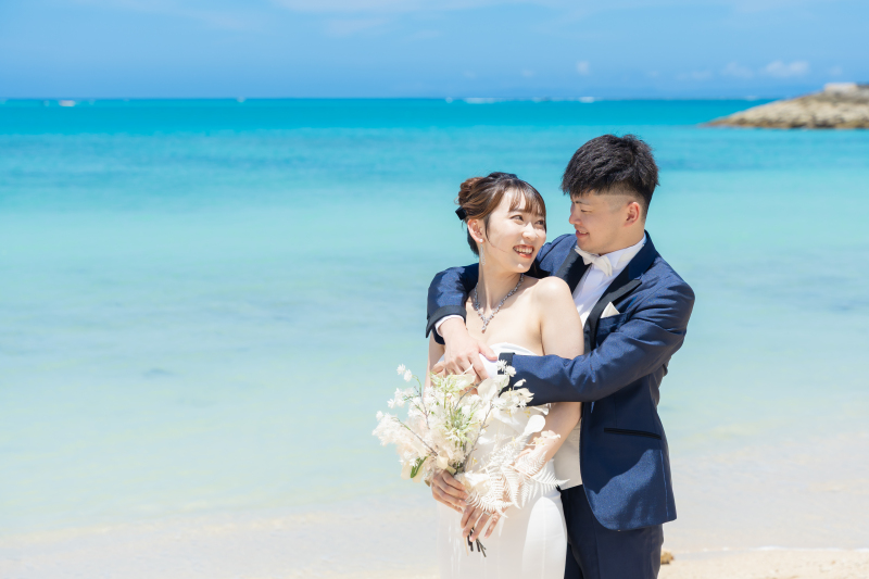エメラルドグリーンの海を背景に優しくバックハグ♡