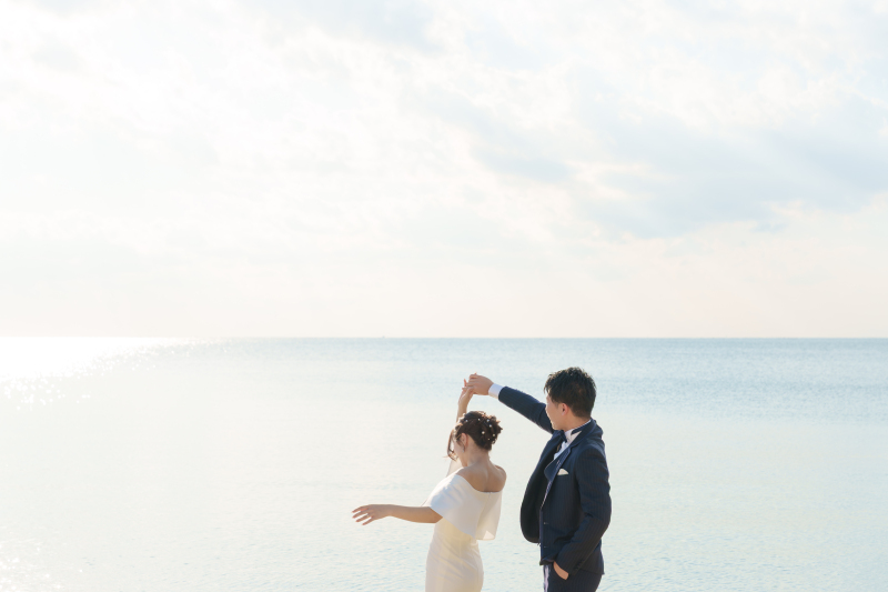 ビーチで優雅に舞う。楽しむ二人だけの贅沢なひと時