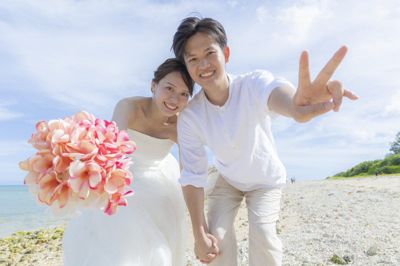 元気にピースをして