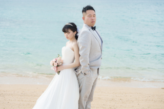 青い海、爽やかなグリーン、華やかなカラードレス。笑顔あふれる特別なウェディング