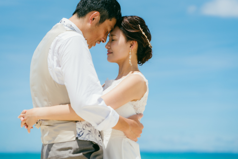 沖縄の海をバックに♡