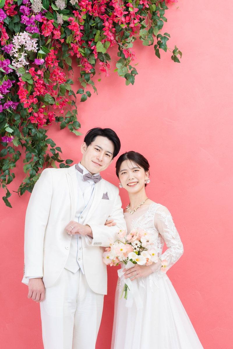 鮮やかなピンクの壁とお花が可愛いスタジオでの撮影