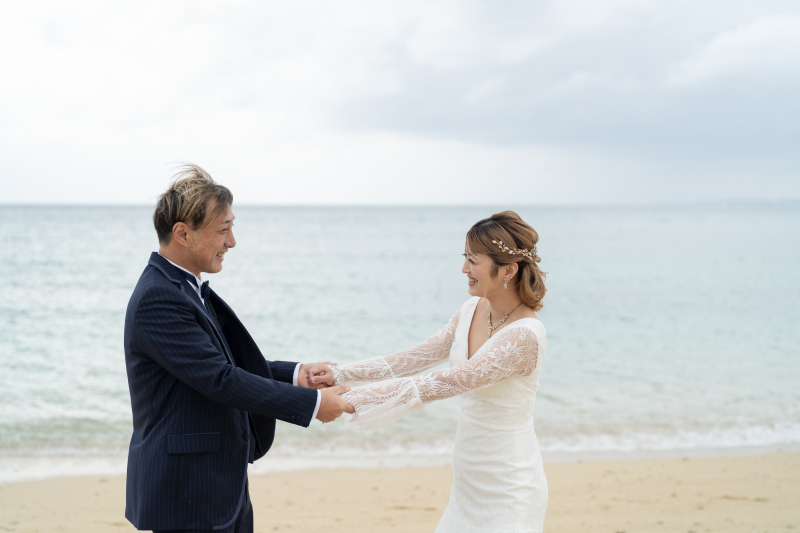 波打ち際ではしゃぐ恋人のような自然体のふたり時間