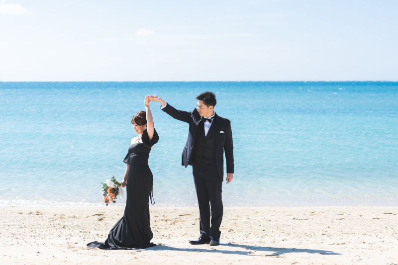 新郎様のエスコートでくるりと回る幸せのダンス瞬間