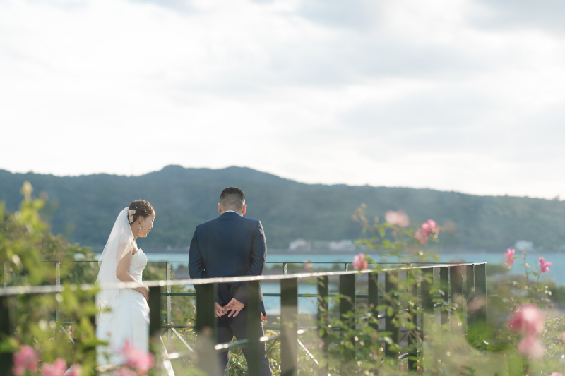 遠くの山々と海を眺めて。季節の花々に囲まれる空間