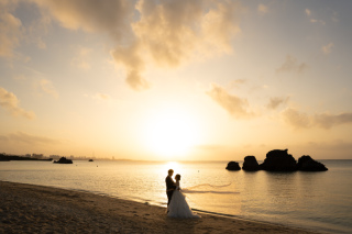 青い海&times;街&times;夕陽を通して思い出いっぱい_ふたりらしさ全開の一日がかけがえないもの