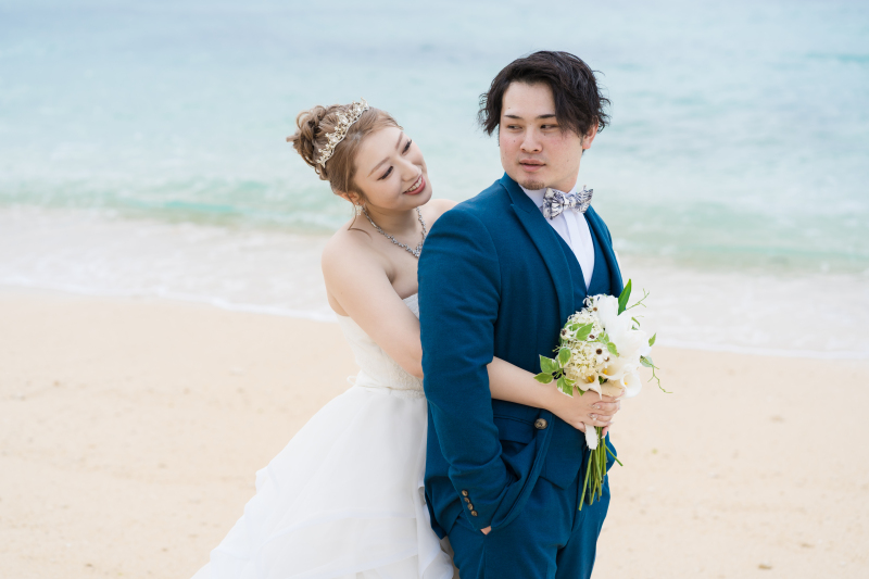 穏やかな波打ち際、二人だけの特別な時間