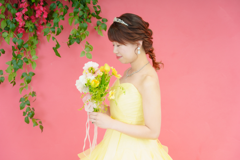 優美なイエロードレスに包まれるスタジオ撮影