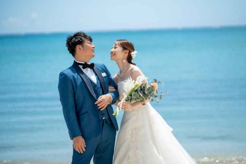 ビーチで見つめ合って♡かわいい花嫁様