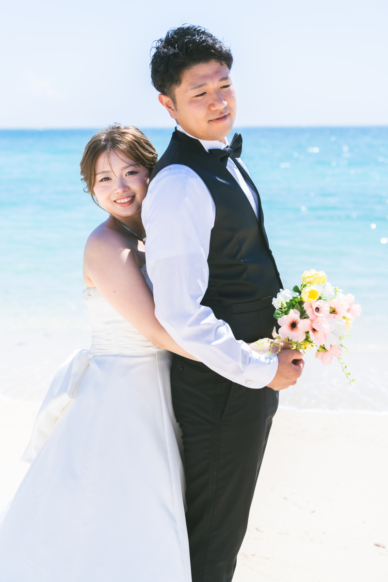 新郎様の背中にそっと寄り添う新婦様のキュートな姿