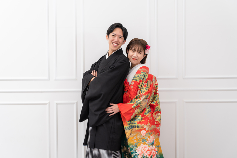 腕組みする新郎の背中にぎゅっと寄り添って♡