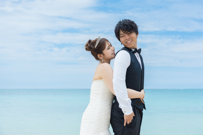 青い海を背景に笑顔が弾ける幸せなだっこショット!