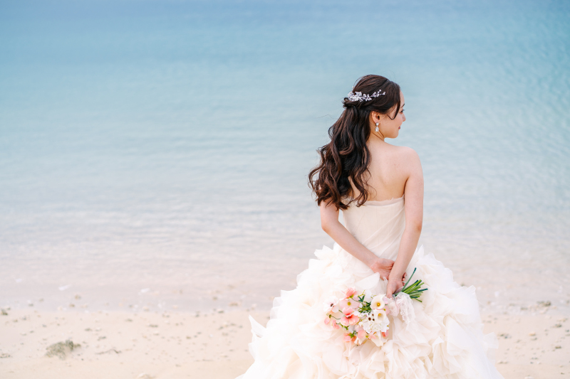 後ろ姿に込めた花嫁の想い