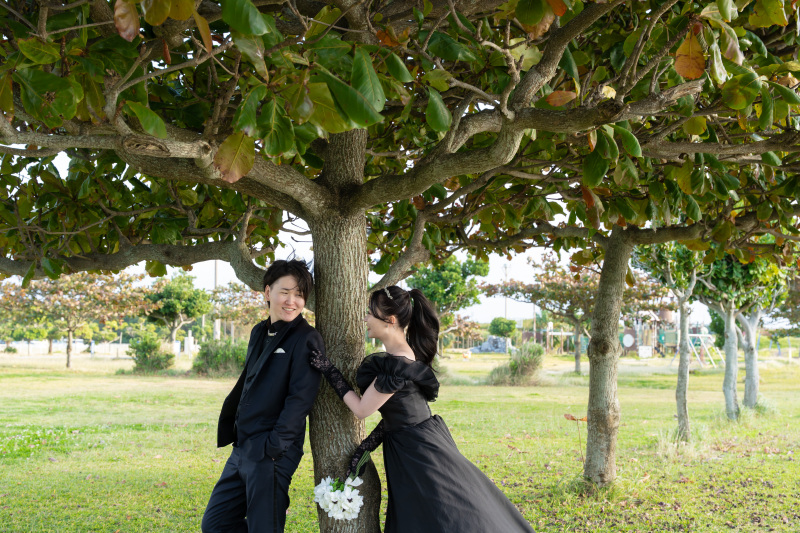 木陰で交わすやさしい視線、緑に包まれてやわらかに