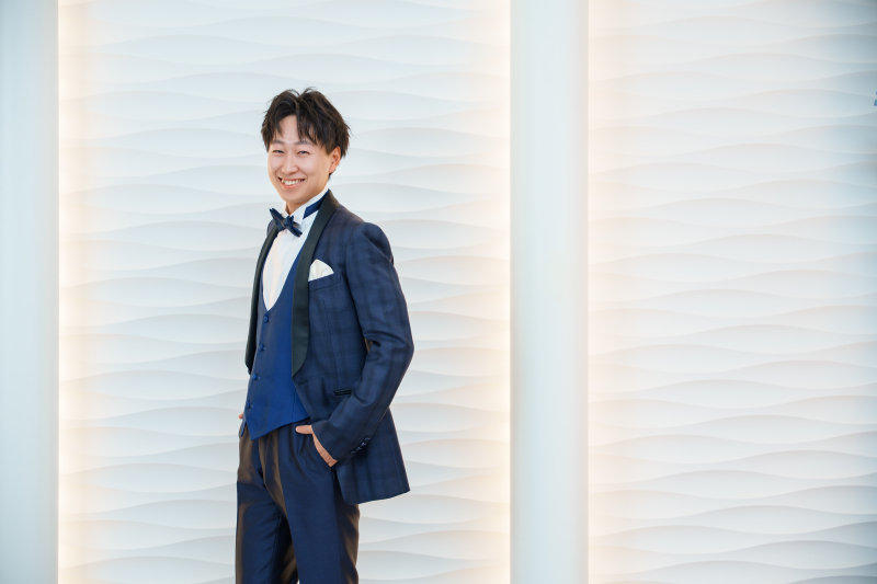爽やかな装いが際立つ新郎様のスタイリッシュな一枚