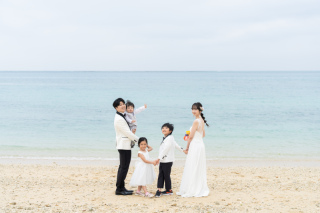 子守アテンド付きで安心！美ら海とスタジオで刻む、家族の笑顔