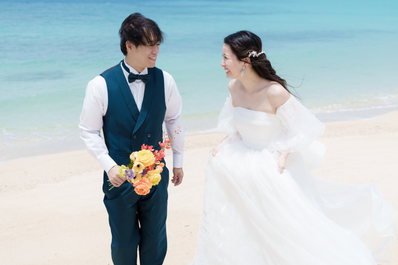 潮風を感じながら白い砂浜を歩く笑顔溢れるひととき