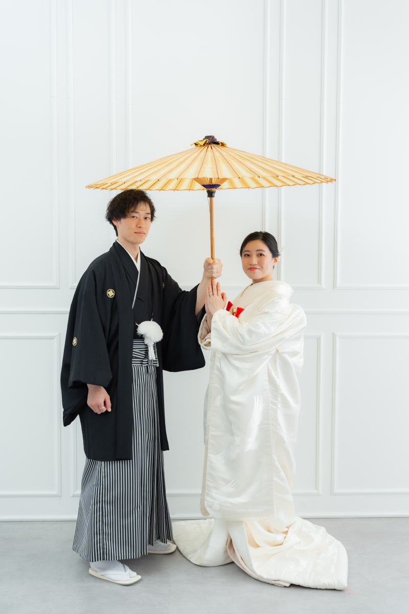 和傘を差して見つめ合う華やかな瞬間