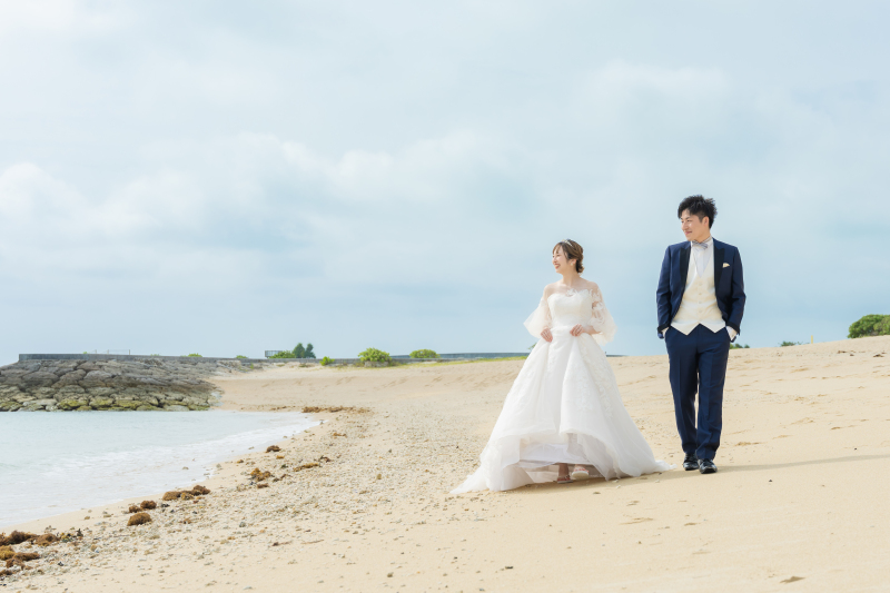 真っ白な砂浜を仲良くお散歩!笑顔が満開のふたりだ