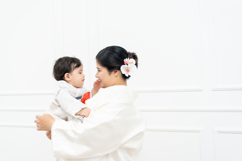 ママに抱っこされて見つめ合うお子様の愛らしい姿!