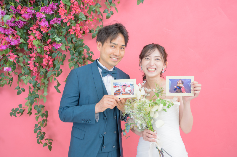 思い出写真を手に笑顔でパチリ