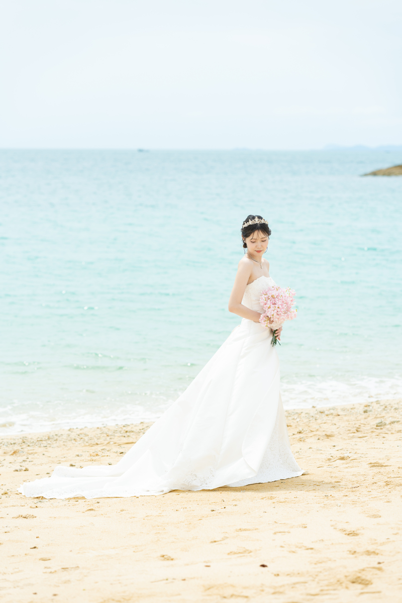 青い海を背にして、一人佇む花嫁の美しい姿。
