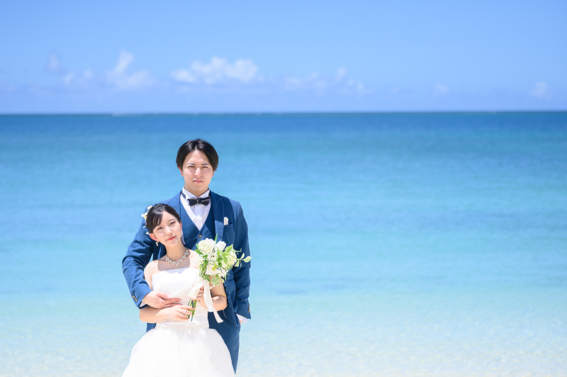 海をバックに、寄り添い合うお二人