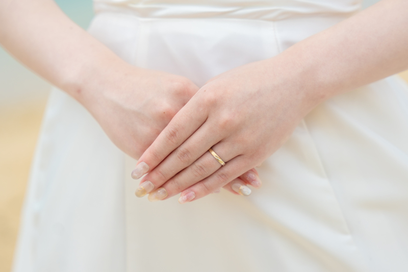 新婦様の薬指に光る大切な指輪とウェディングネイル