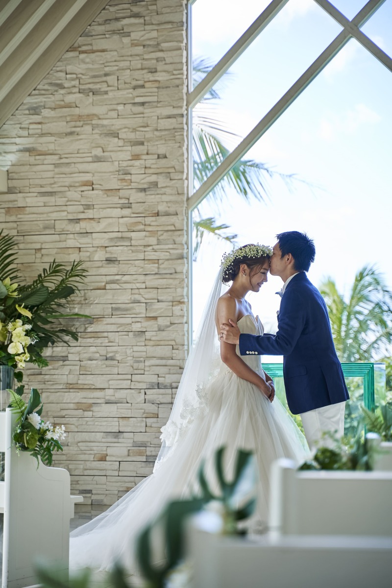 愛を誓うウェディングキス