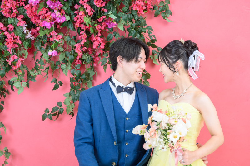 華やかなイエロードレス！笑顔で見つめ合うお二人