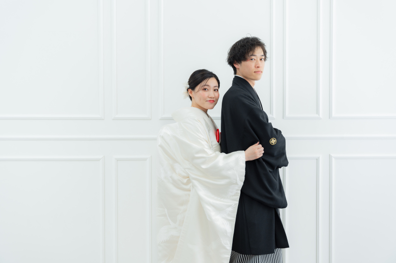 背中合わせに寄り添う和装フォトの優美