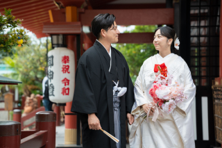 厳かな神社と豊かな緑に包まれる和装姿。こだわりの小物が彩る洗練された特別な一日。
