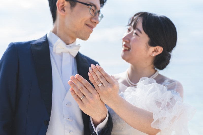指輪きらめく幸せいっぱいの浜辺