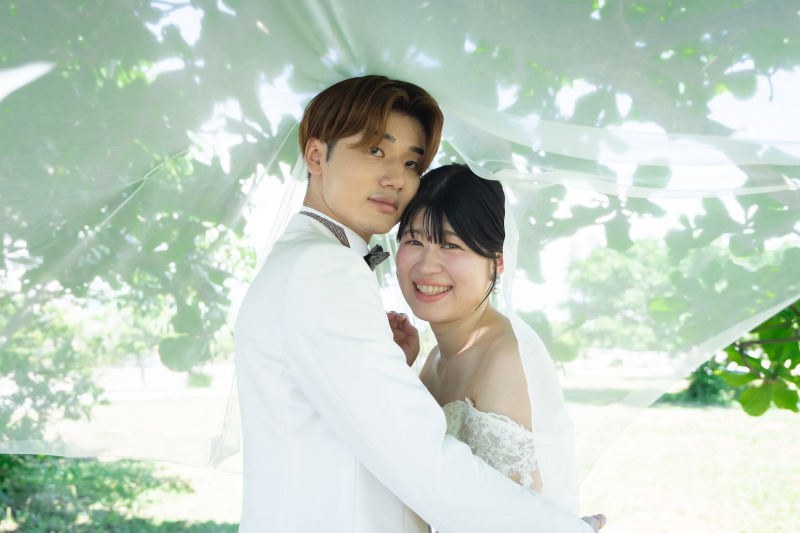 幻想的なベールに包まれ微笑み合うロマンチックな姿