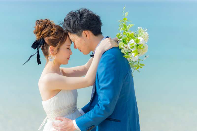 沖縄ブルーのビーチと光に包まれる瞬間