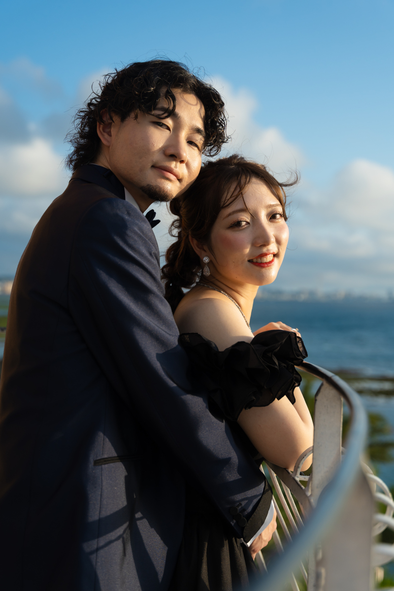 夕暮れの海を見つめるドラマチックな風