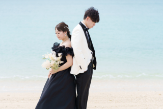 シックな黒ドレスが広大な自然に映える。お二人の洗練された佇まいを刻む特別な一日。