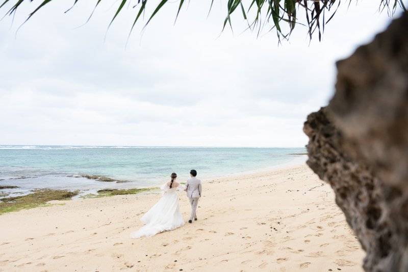 蒼い水平線へと続く足跡。二人の未来へ歩み出す一枚